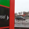 Bruselas congela 1.000 millones del quinto pago a España por incumplir la subida fiscal al diésel