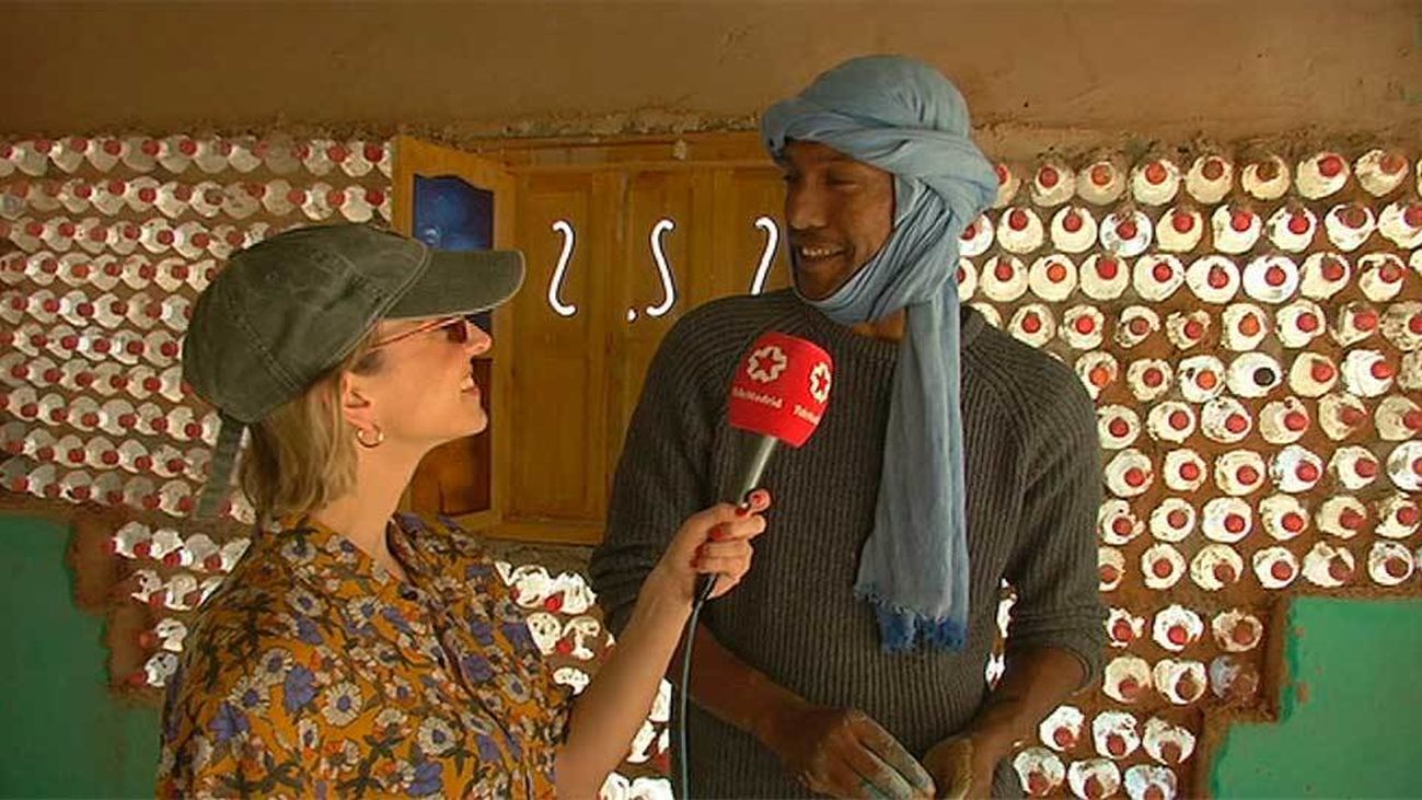 Un ingeniero saharaui fabrica casas con botellas