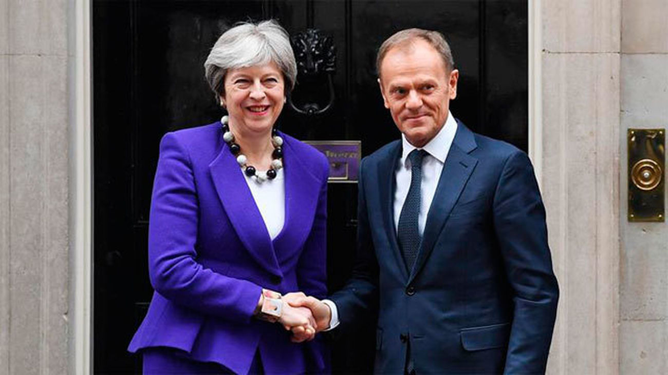 La primera ministra británica, Theresa May da la bienvenida al presidente del Consejo Europeo, Donald Tusk