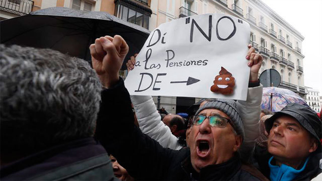 Los pensionistas se manifiestan en Hacienda, pese a la lluvia, para protestar por la subida del 0,25%