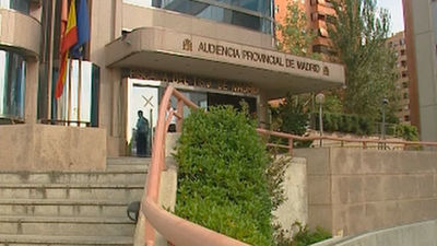 Juzgan a un acusado de amenazar a su novia de muerte hasta que ésta saltó por el balcón