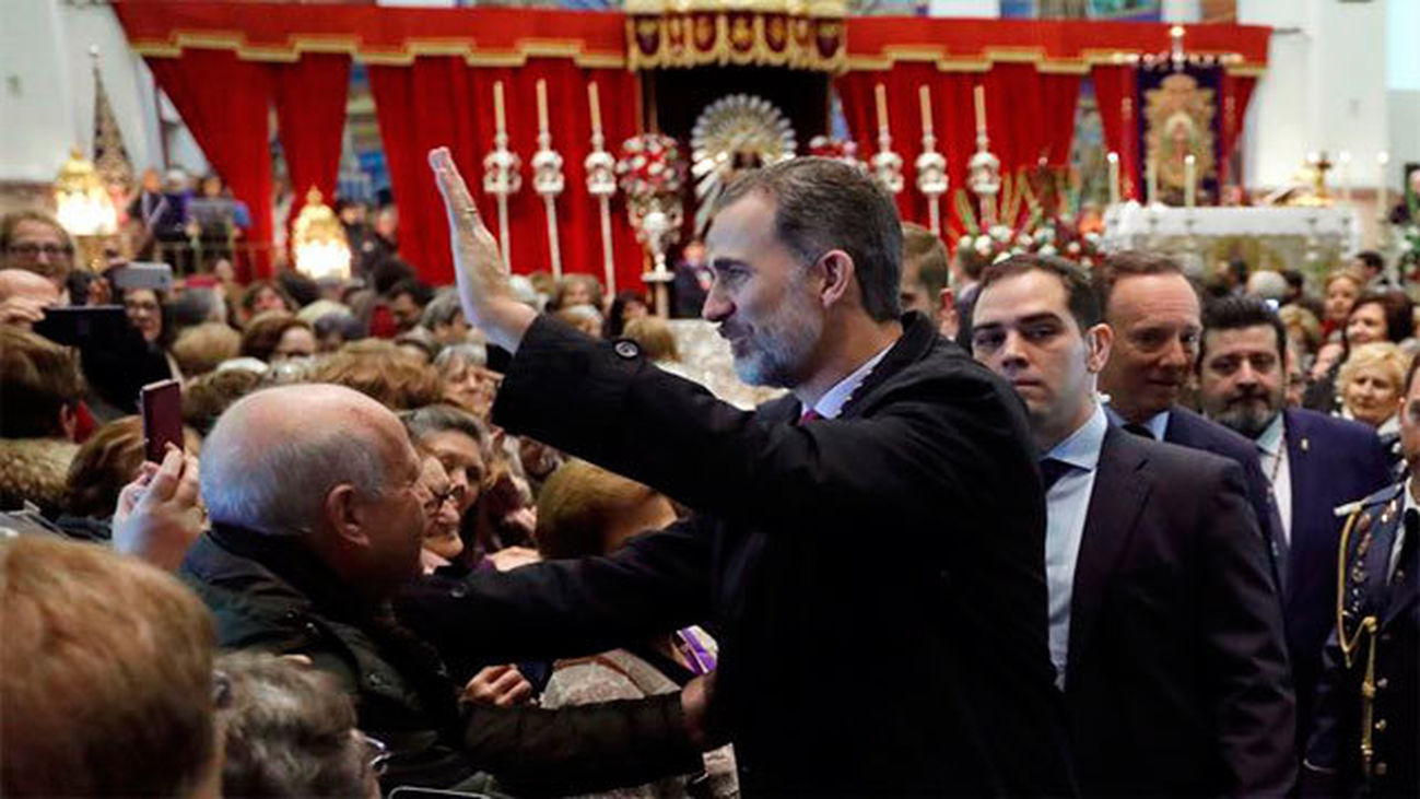 El Rey cumple con la tradición de venerar al Cristo de Medinaceli entre aplausos y vítores