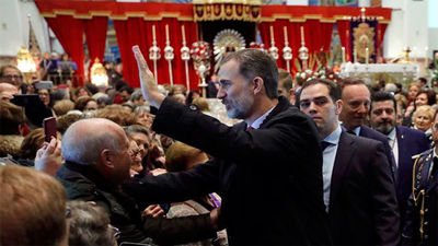 El Rey cumple con la tradición de venerar al Cristo de Medinaceli entre aplausos y vítores