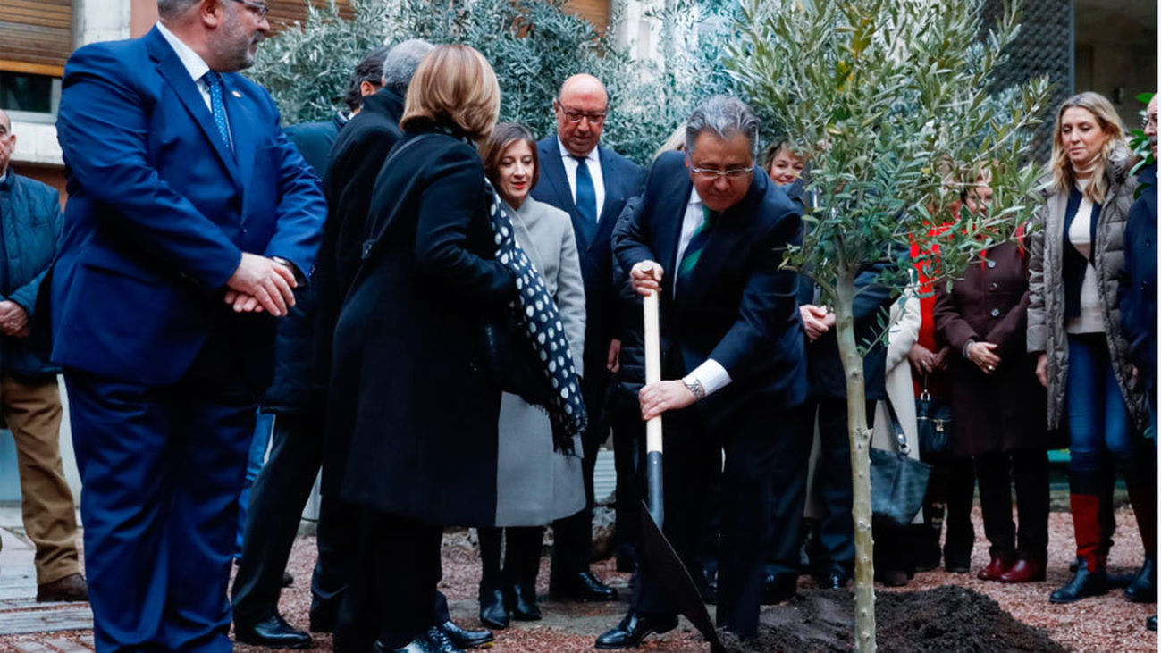 Un olivo recuerda en el Ministerio del Interior a las 193 víctimas del 11M