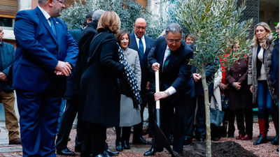 Un olivo recuerda en el Ministerio del Interior a las 193 víctimas del 11M