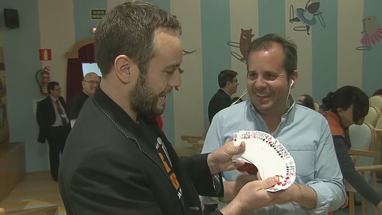 Jorge Blass lleva la magia a los peques del hospital Niño Jesús