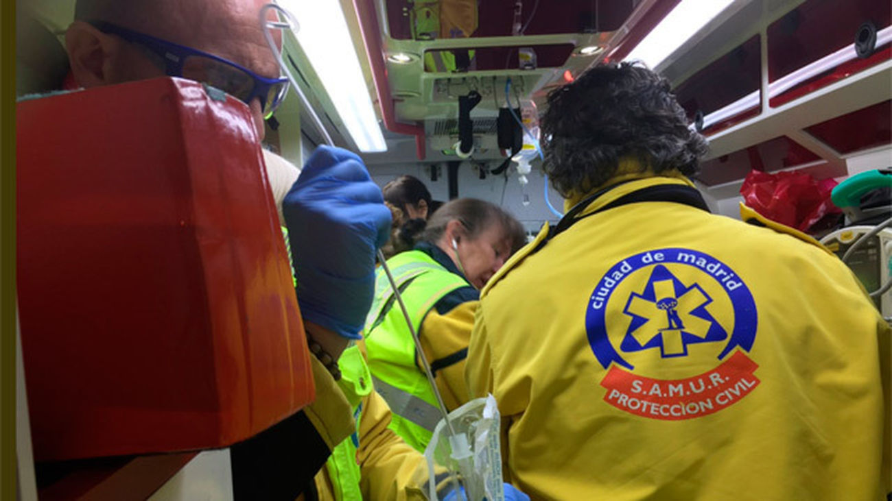 Un hombre grave tras ser atropellado por un autocar en el Paseo de la Reina Cristina