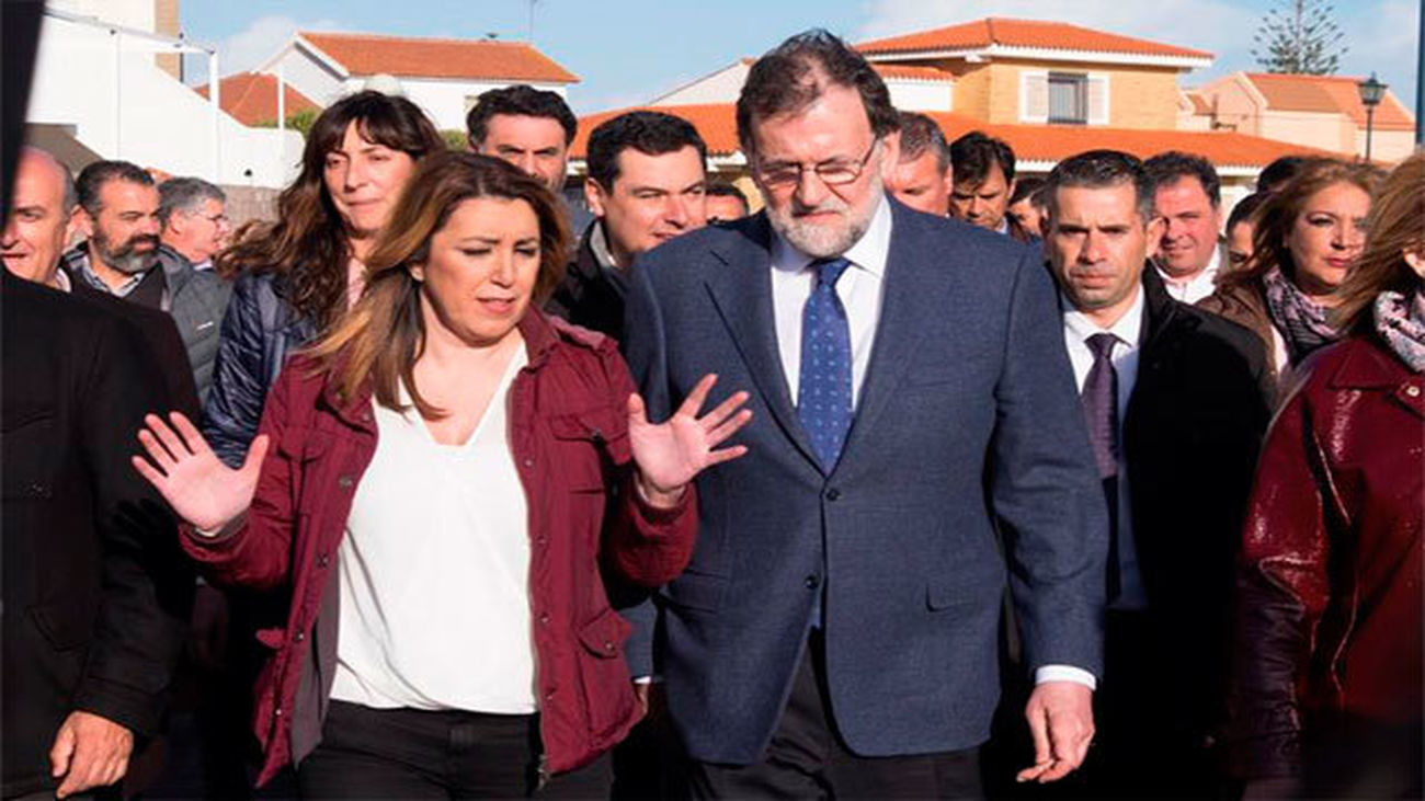 El presidente de gobierno, Mariano Rajoy y la presidenta de la Junta de Andalucía, Susana Díaz, durante la visita a la playa de