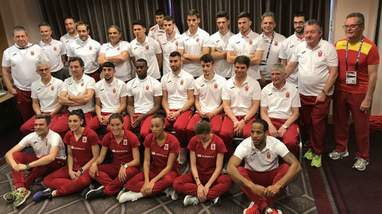 Gran expectación en la llegada de los atletas españoles a Barajas