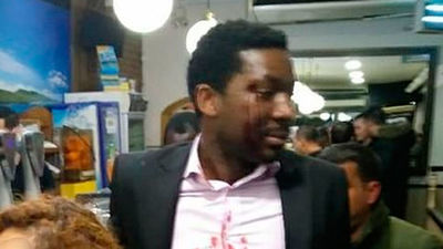 Detenida por tirar una botella a un actor al grito de "no quiero negros en el local"