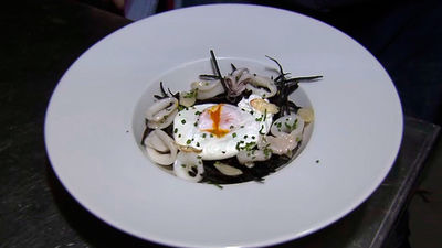 Cocina canalla: "Nido de patata negra con chipirones y huevo"