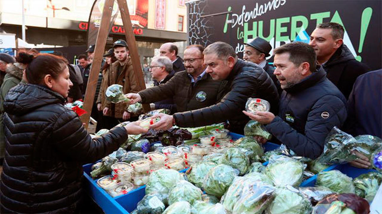 Agricultores y regantes del Levante reparten 30.000 kilos de verduras en Madrid para pedir "más agua"