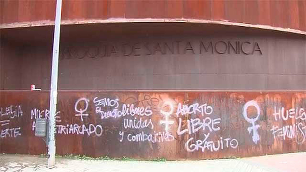 Pintadas en al iglesia de Santa Mónica en Rivas Vaciamadrid