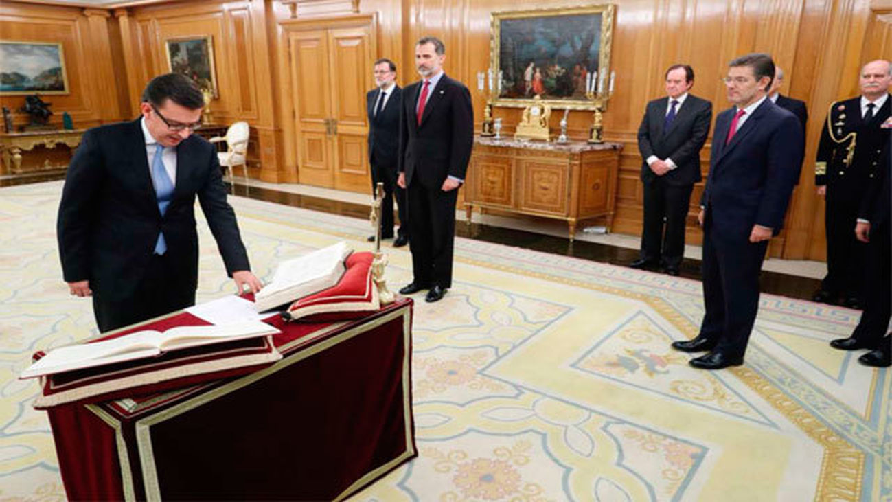 Escolano jura como ministro de Economía ante el Rey