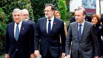 Rajoy se pone un lazo morado en la solapa y aboga por la igualdad real
