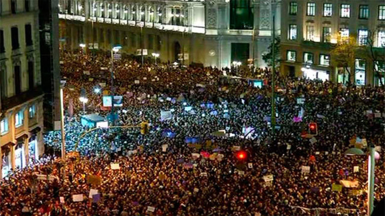 Centenares de miles de mujeres salen a las calles de las ciudades españolas