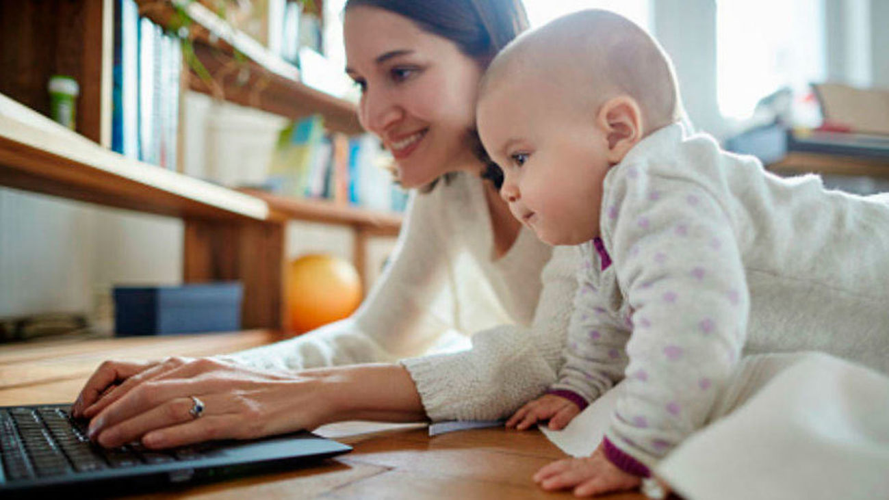 Más de la mitad de las mujeres renuncia a su carrera profesional al ser madre