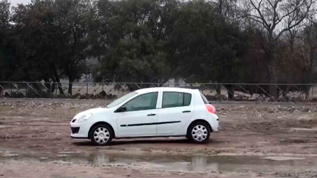 El aparcamiento alternativo del hospital de Villalba es un barrizal