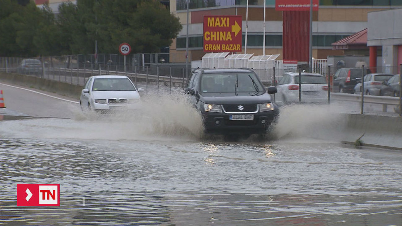 Los bomberos de la capital realizan un centenar de salidas por la lluvia