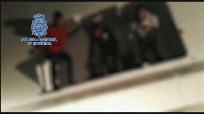 Tres jóvenes rescatados tras viajar siete horas ocultos en el casco buque