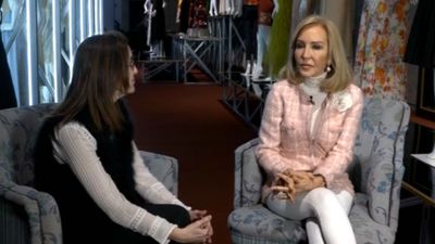 Carmen Lomana nos recibe en su exposición de trajes