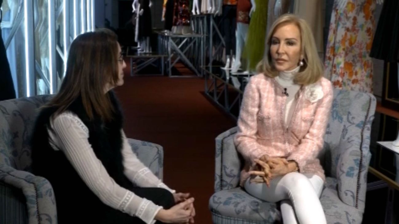 Carmen Lomana nos recibe en su exposición de trajes