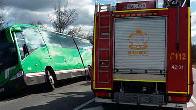Un autobús de la línea 684 sufre un semivuelco con pasajeros a bordo