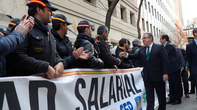 Zoido asegura que policías y guardias civiles notarán muy pronto la subida salarial