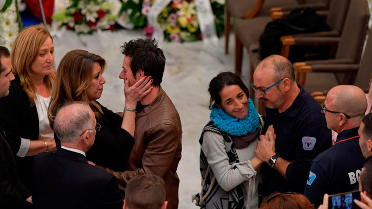 Miles de personas se agolpan en la capilla ardiente del pequeño Gabriel