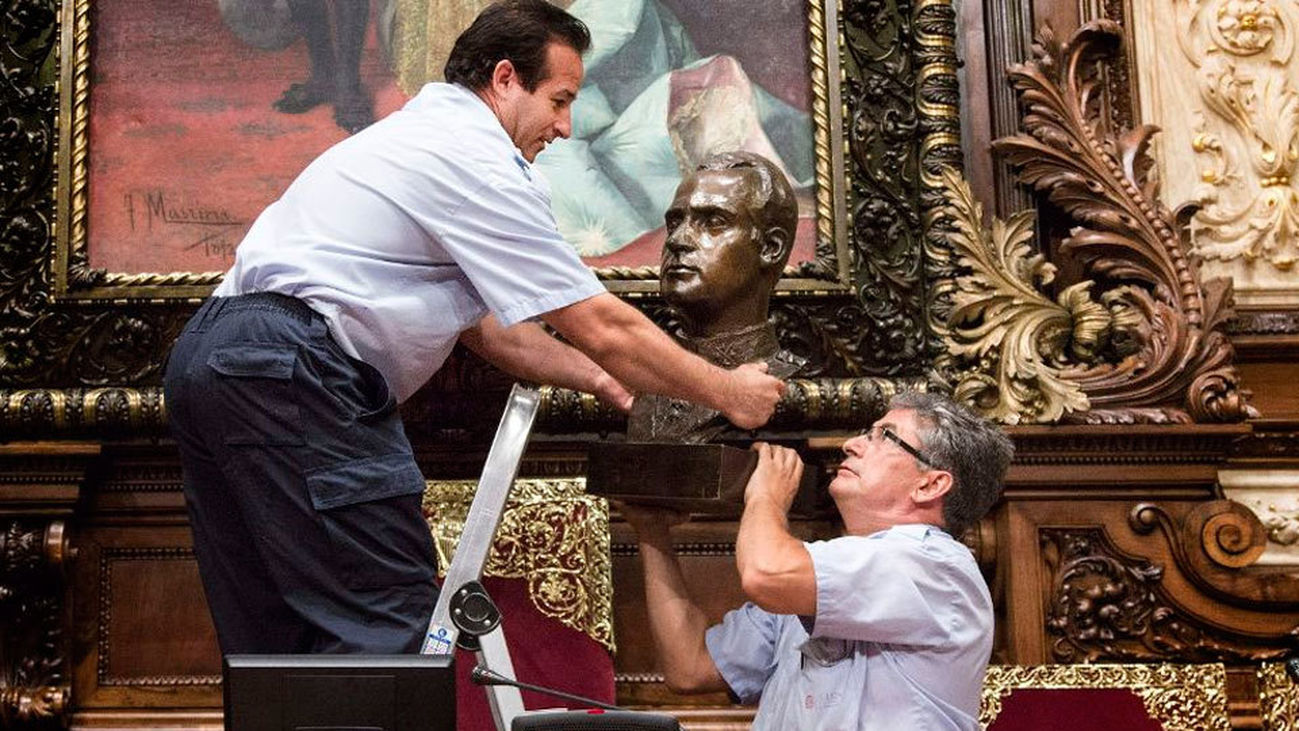 Una sentencia obliga a Colau a colocar un retrato del Rey que quitó del Ayuntamiento