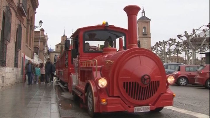 Alcalá estrena un tren turístico que recorre sus calles más emblemáticas