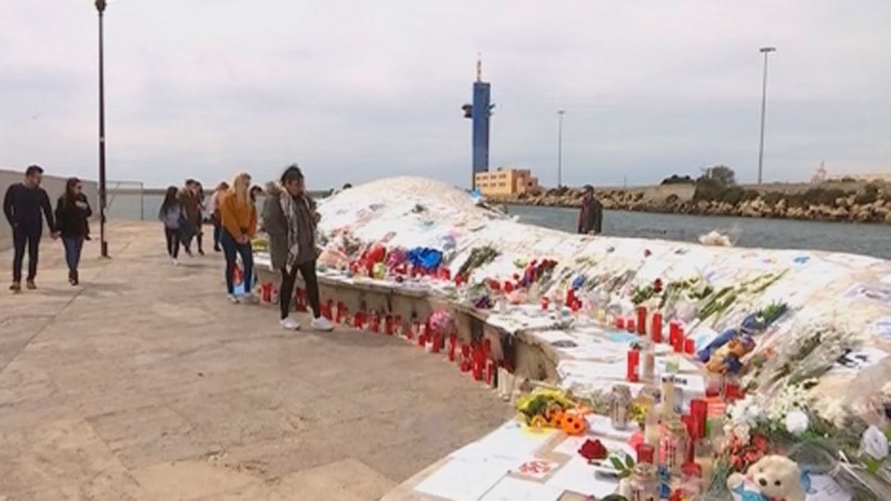 Altares improvisados en Almería en recuerdo de Gabriel y en apoyo a su familia