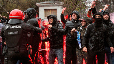 Dos vigilantes apuñalados y tres hinchas del Olympique detenidos