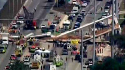 Varios muertos al derrumbarse un puente peatonal sobre una carretera de Miami