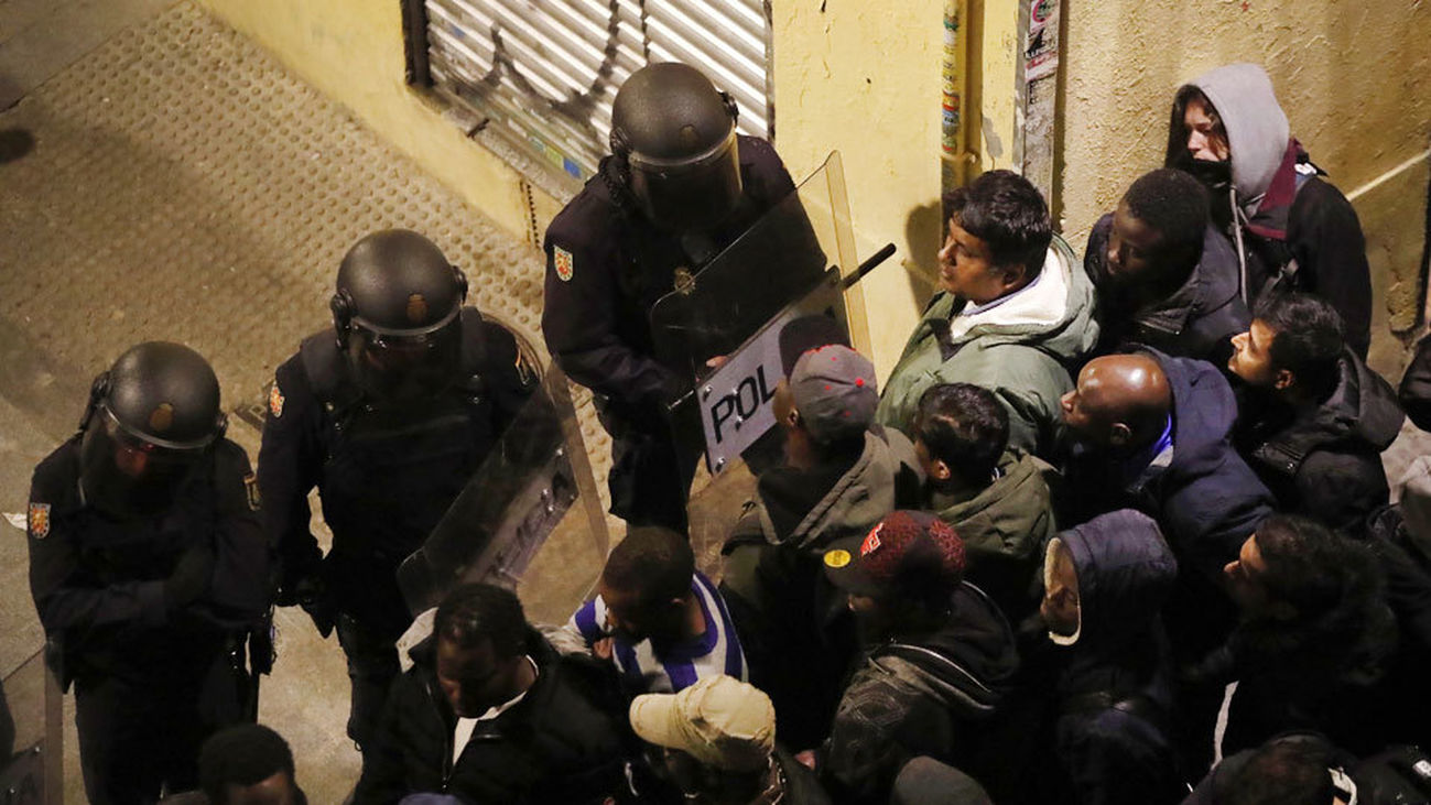 Muere un mantero en Lavapiés por paro cardíaco durante un control polical