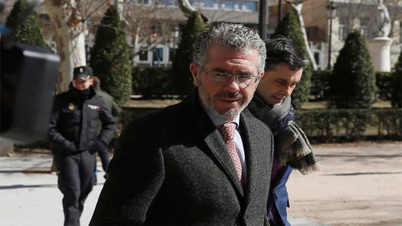 Granados aporta facturas para tratar de acreditar la financiación ilegal del PP