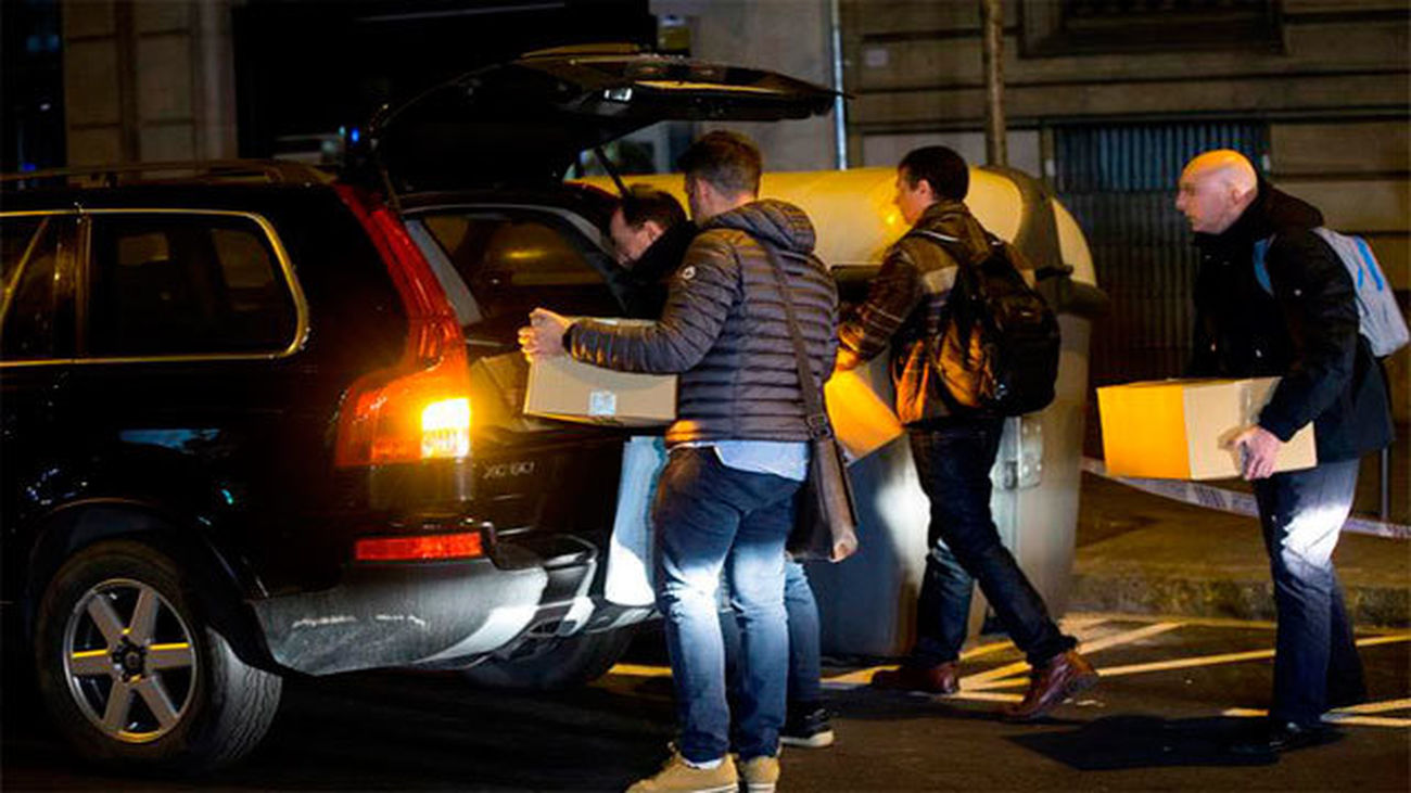 La Guardia Civil se lleva la contabilidad, teléfonos móviles y discos duros de la sede Òmnium