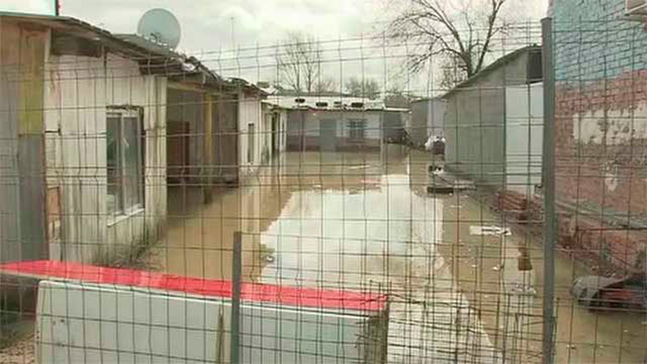 las lluvias inundan el poblado de Las Sabinas en Móstoles