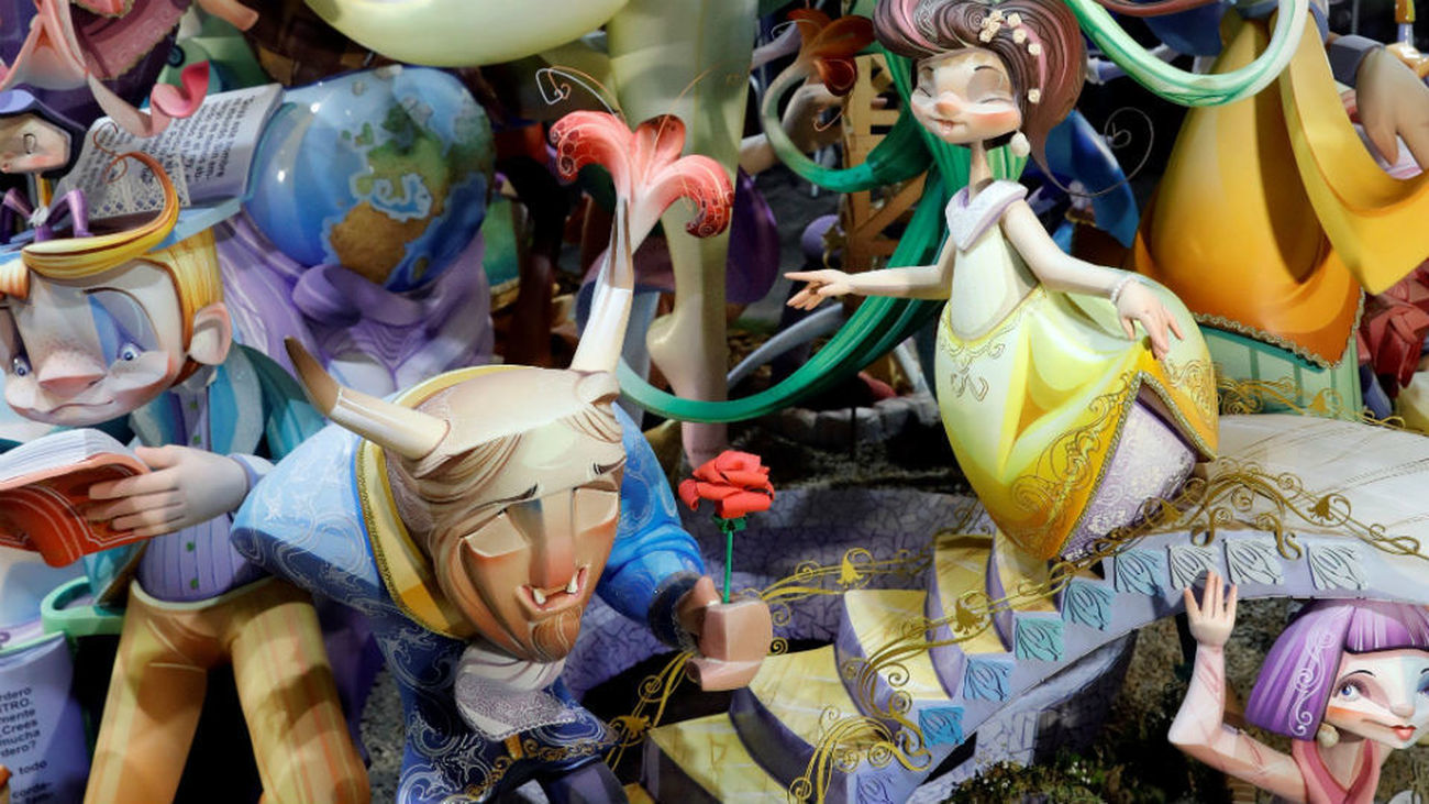 La falla titulada "Mira dentro", del artista Iván Tortajada para la comisión Maestro Gozalbo-Conde Altea