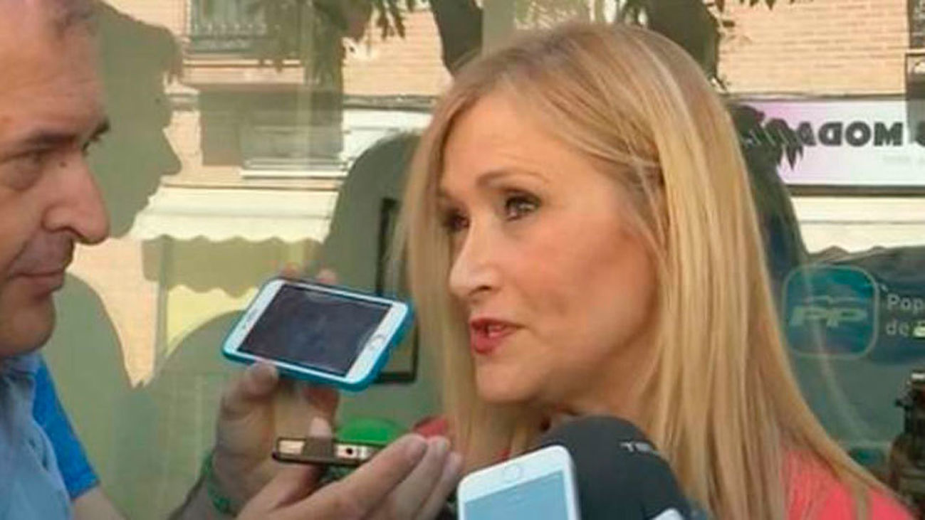 Cifuentes condena la "revuelta callejera" de Lavapiés y apoya a los policías heridos
