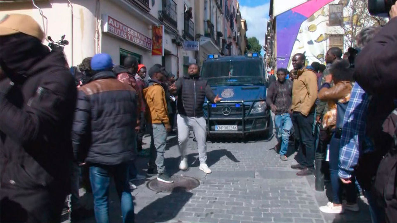 Tensión en Lavapiés ante la presencia del embajador de Senegal