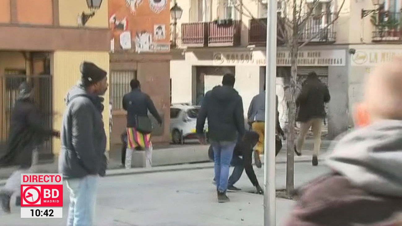 Siguen los disturbios en Lavapiés: lanzan un adoquín a una patrulla de la policía