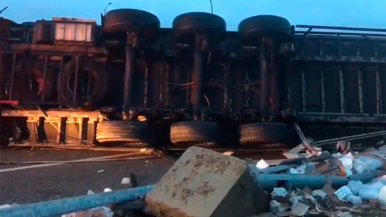 Un hombre muere al volcar su camión en San Sebastián de los Reyes