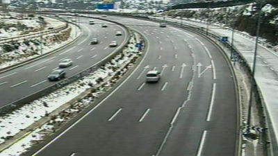 La nieve obliga a cerrar la AP-6 al paso de camiones