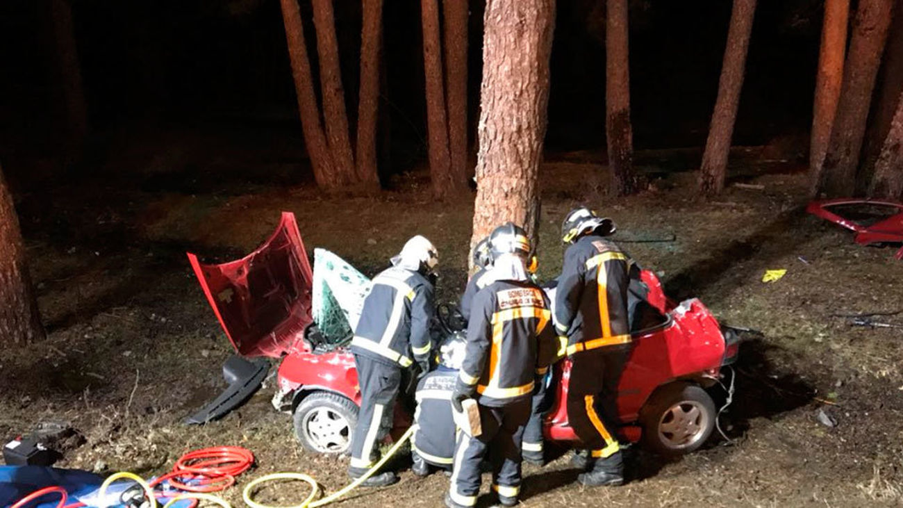 Muere un joven en Rascafría al empotrarse su coche contra un árbol