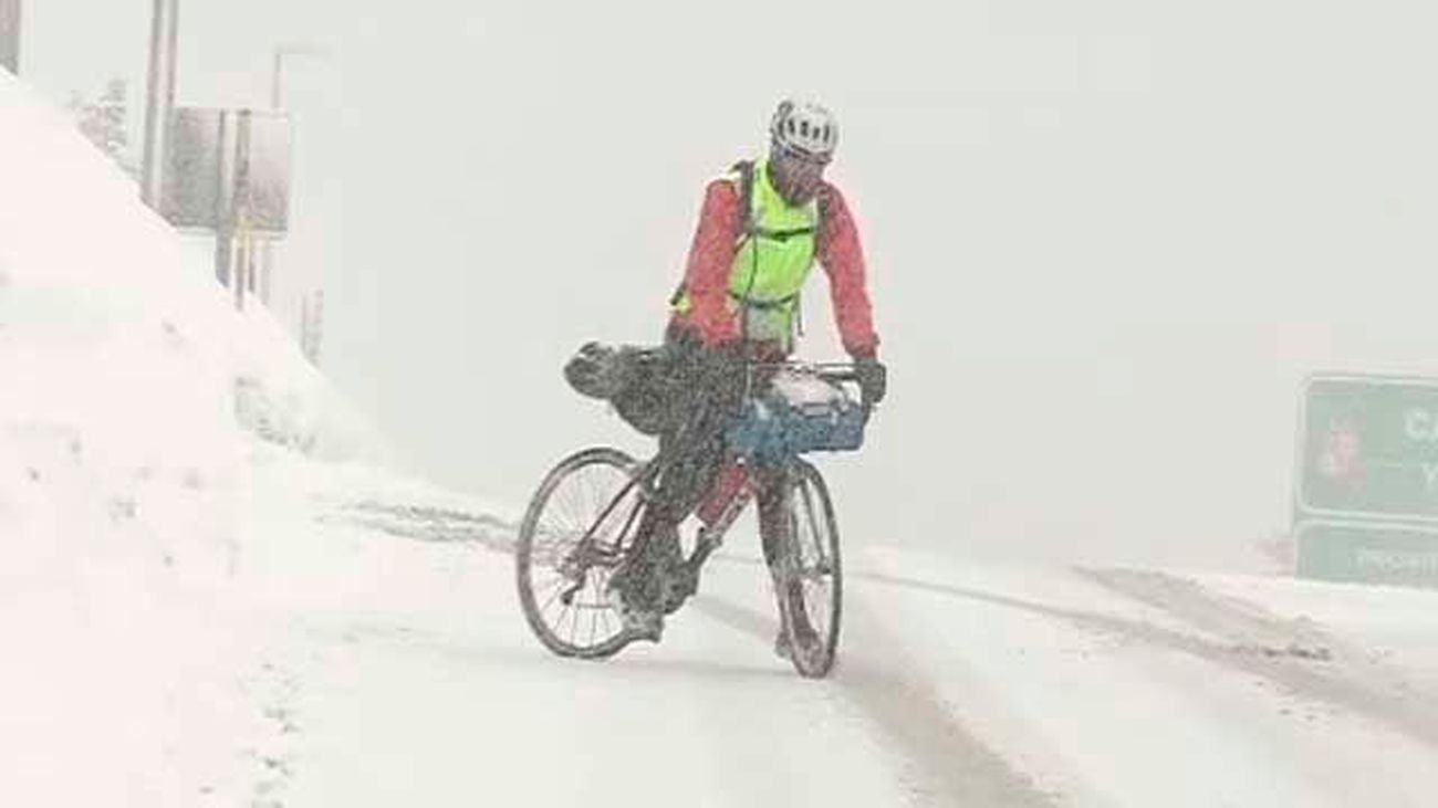 La nieve complica el tráfico en el norte de la Comunidad de Madrid