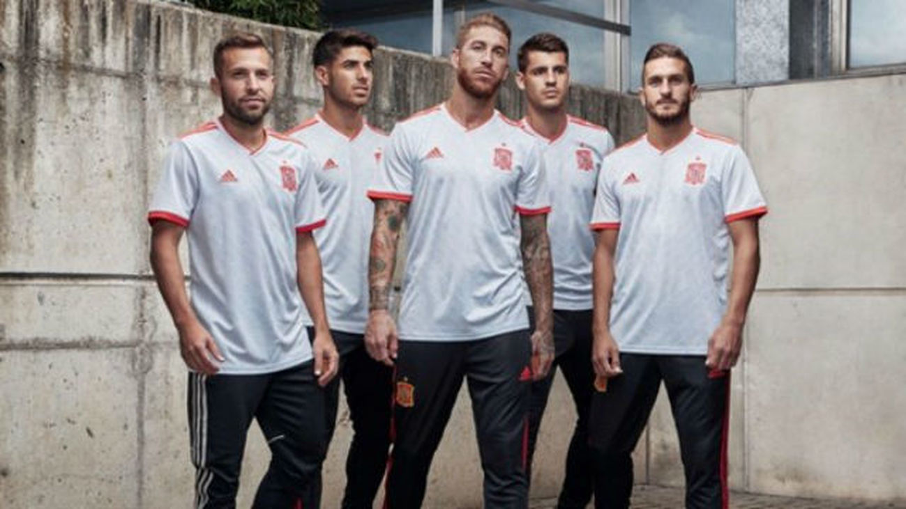 ¿Gris, azul o blanca? así es la segunda camiseta de España para el Mundial