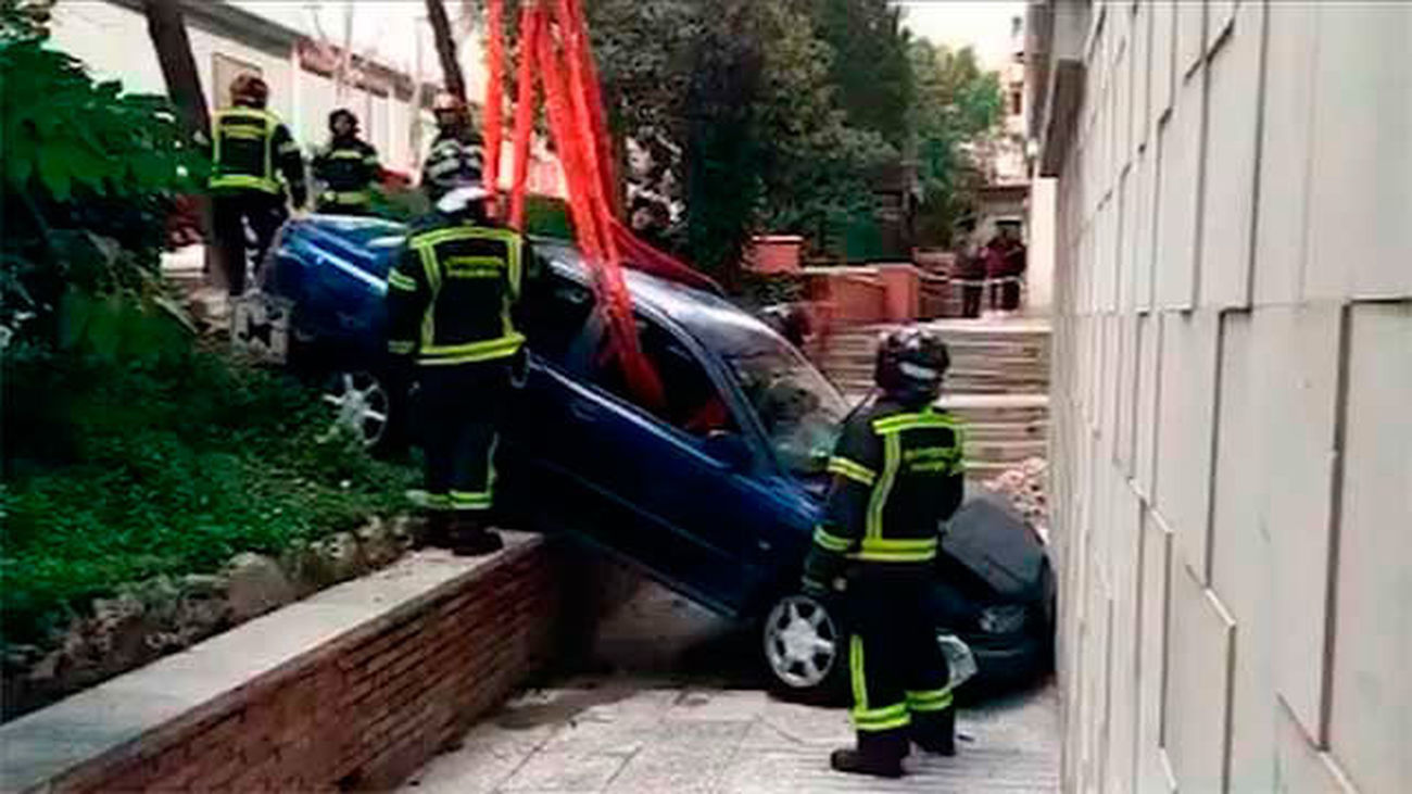 Un coche empotrado contra un edificio en la calle Reyes Magos
