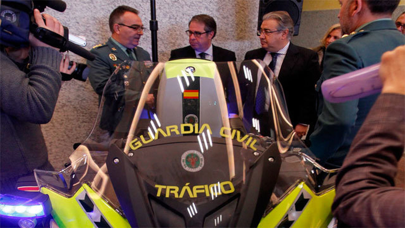 Tráfico estrena en Semana Santa motos equipadas para controlar la velocidad, las drogas y el alcohol