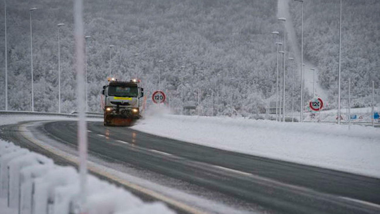 La nieve dificulta el tráfico en 150 vías y restringe el tráfico para camiones